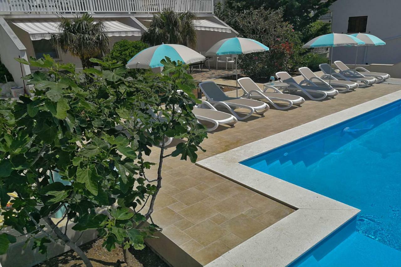 Beachfront Apartments Anita With Pool Карлобаг Екстер'єр фото